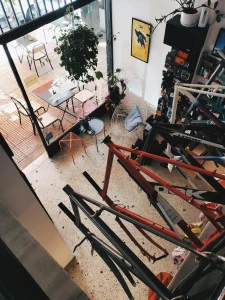 Boutique de vélos avec des cadres de vélos qui pendent du plafond.